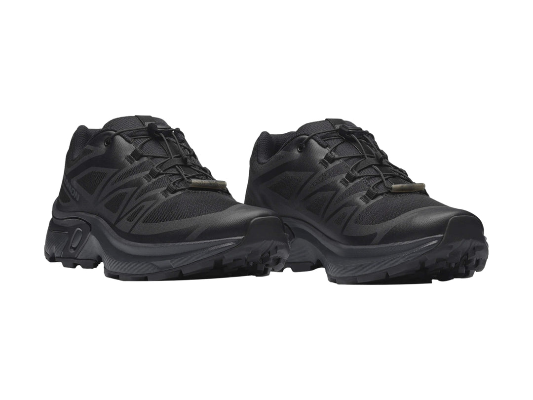 Tenis deportivos Salomon XT-EVR color negro, vista lateral sobre fondo blanco.