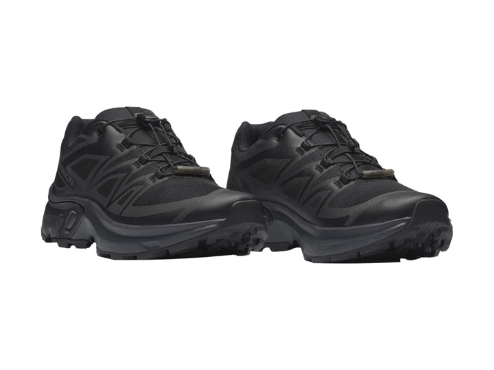 Tenis deportivos Salomon XT-EVR color negro, vista lateral sobre fondo blanco.