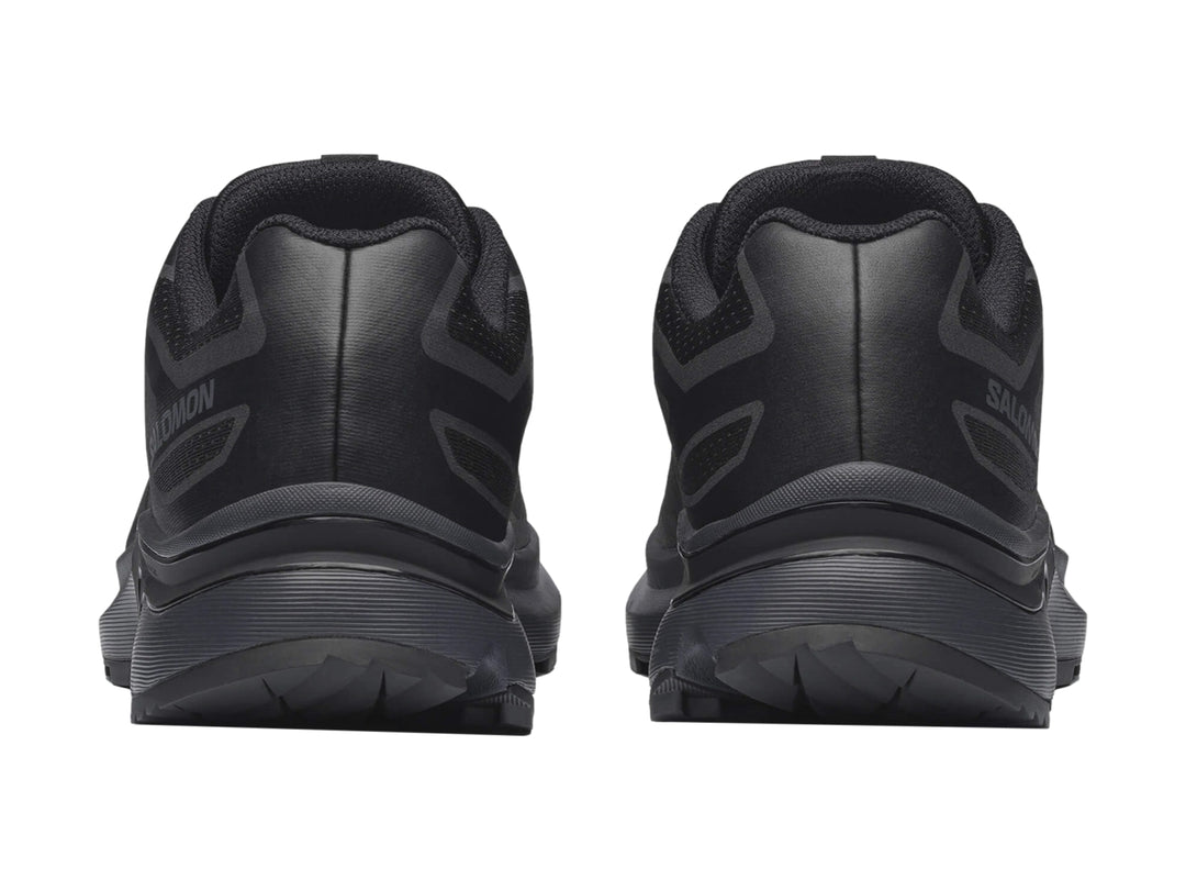 Tenis deportivos Salomon XT-EVR color negro, vista lateral sobre fondo blanco.