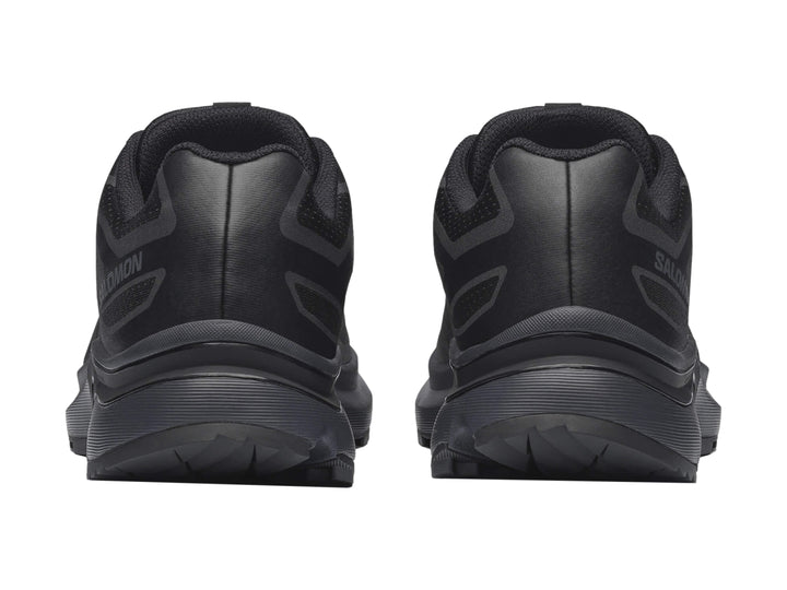 Tenis deportivos Salomon XT-EVR color negro, vista lateral sobre fondo blanco.