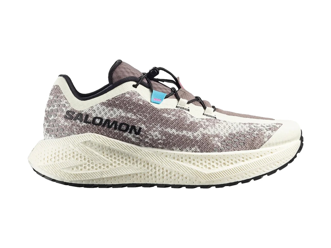Tenis deportivos Salomon Aero Glide color café y blanco con suela blanca texturizada.