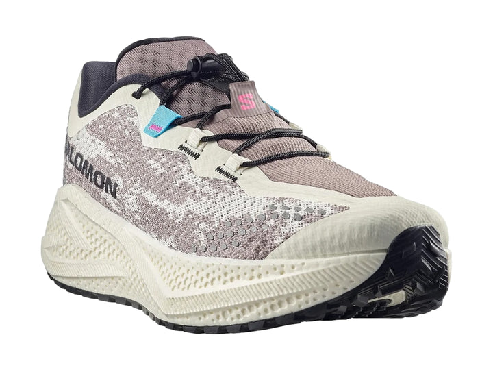Tenis deportivos Salomon Aero Glide color café y blanco con suela blanca texturizada.