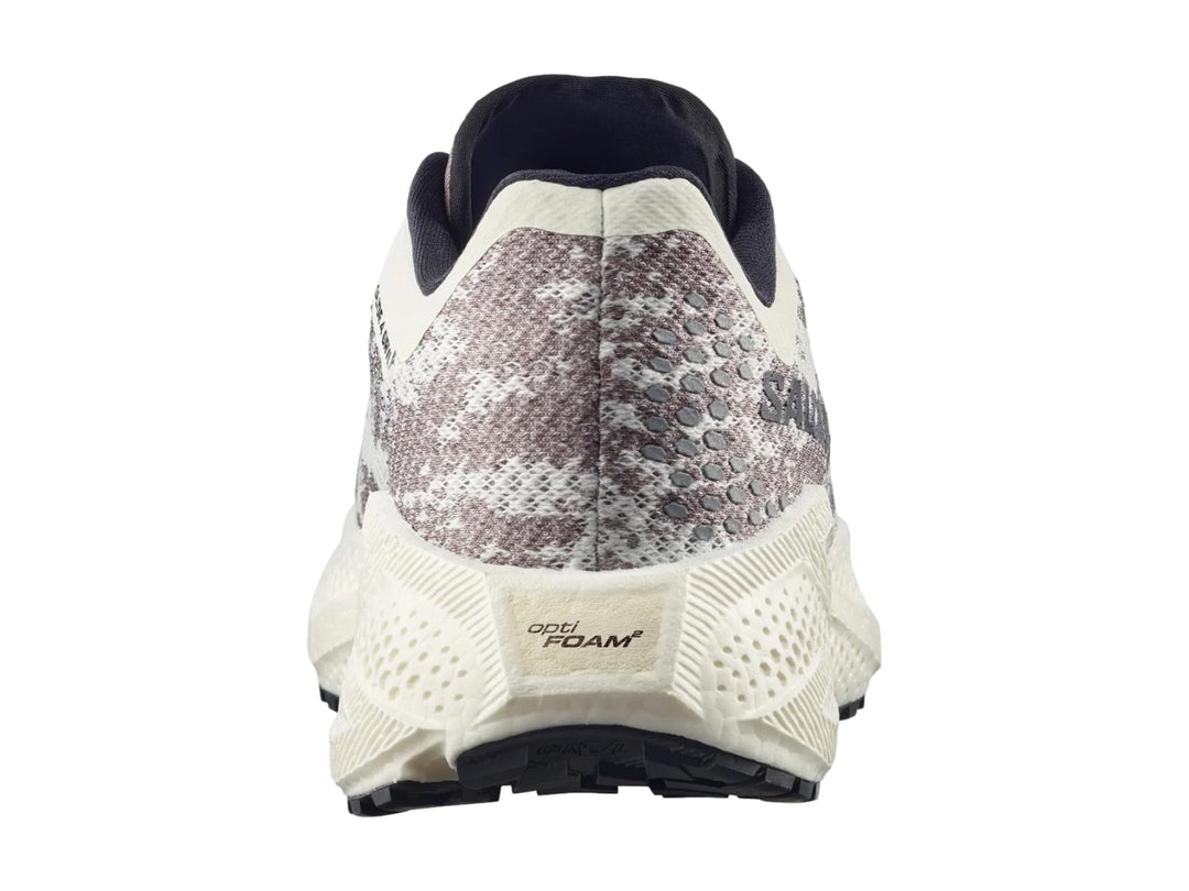 Tenis deportivos Salomon Aero Glide color café y blanco con suela blanca texturizada.