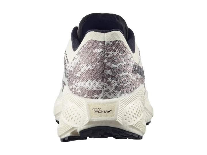 Tenis deportivos Salomon Aero Glide color café y blanco con suela blanca texturizada.