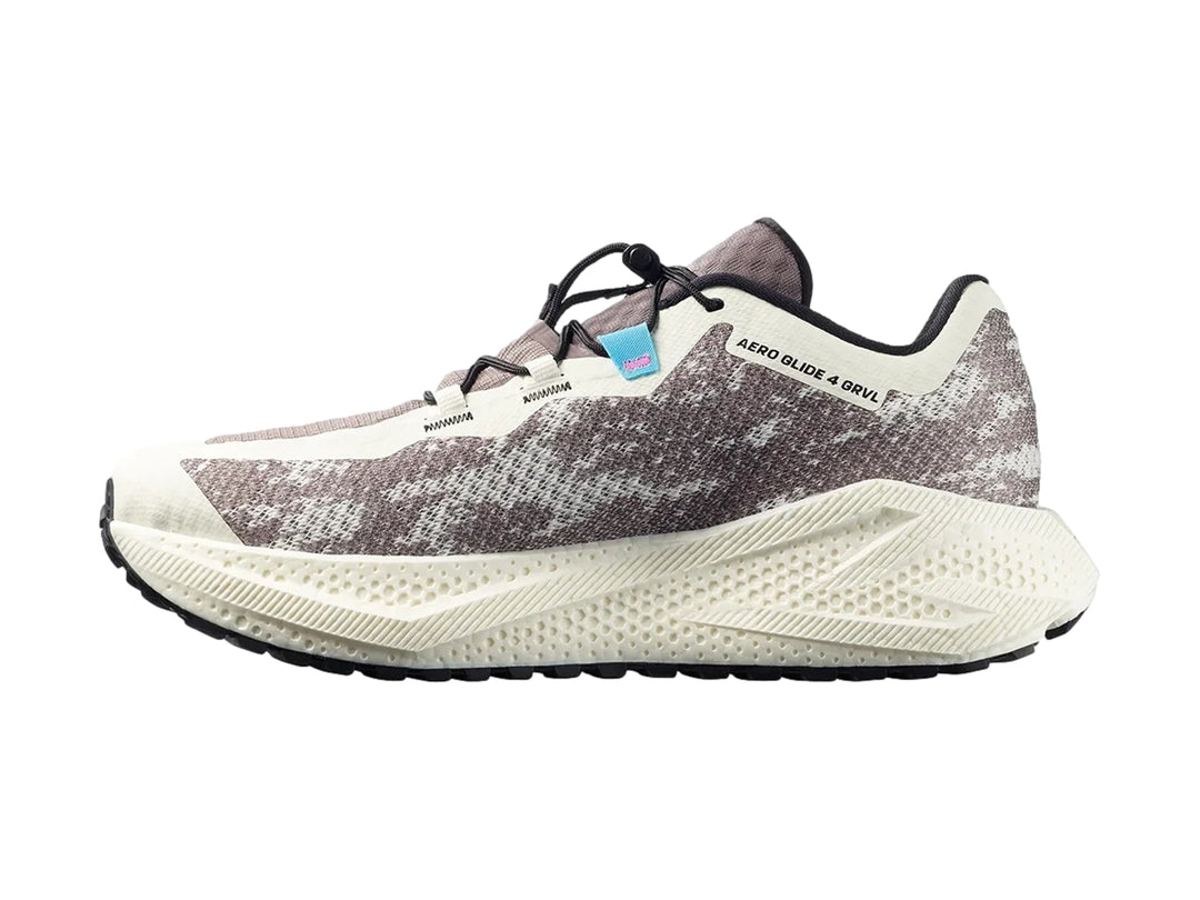 Tenis deportivos Salomon Aero Glide color café y blanco con suela blanca texturizada.