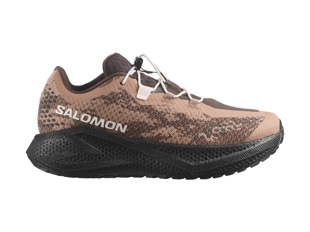 Tenis deportivos Salomon Aero Glide color marrón con suela negra y detalles en blanco.