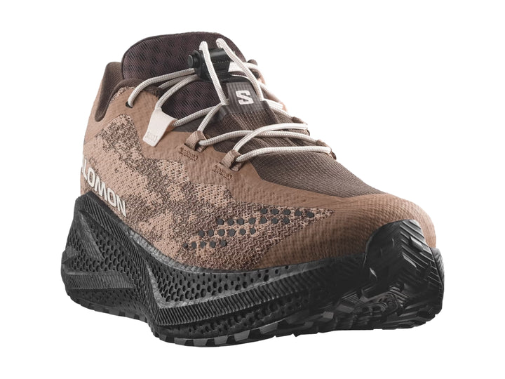 Tenis deportivos Salomon Aero Glide color marrón con suela negra y detalles en blanco.