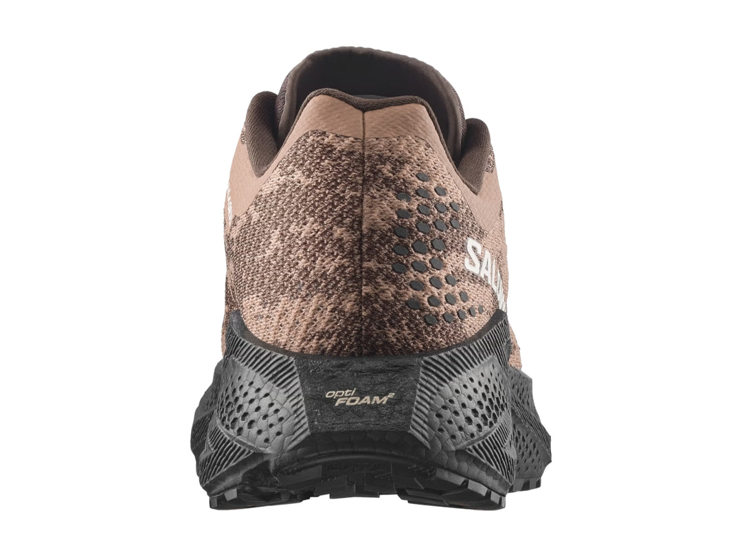 Tenis deportivos Salomon Aero Glide color marrón con suela negra y detalles en blanco.