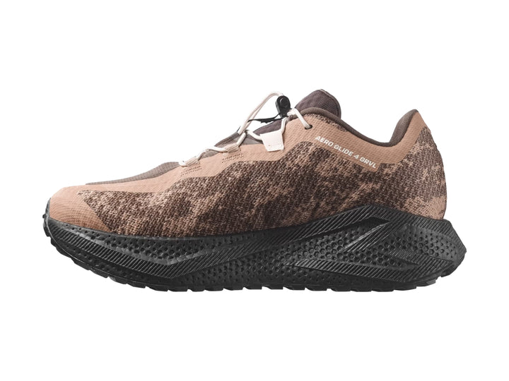 Tenis deportivos Salomon Aero Glide color marrón con suela negra y detalles en blanco.