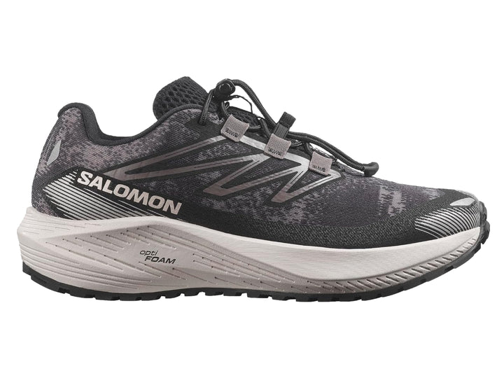 Tenis deportivos Salomon Aero Flow color gris oscuro con suela gris claro y agujetas negras.