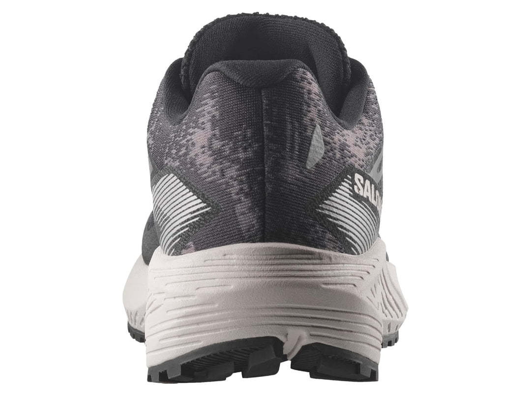 Tenis deportivos Salomon Aero Flow color gris oscuro con suela gris claro y agujetas negras.