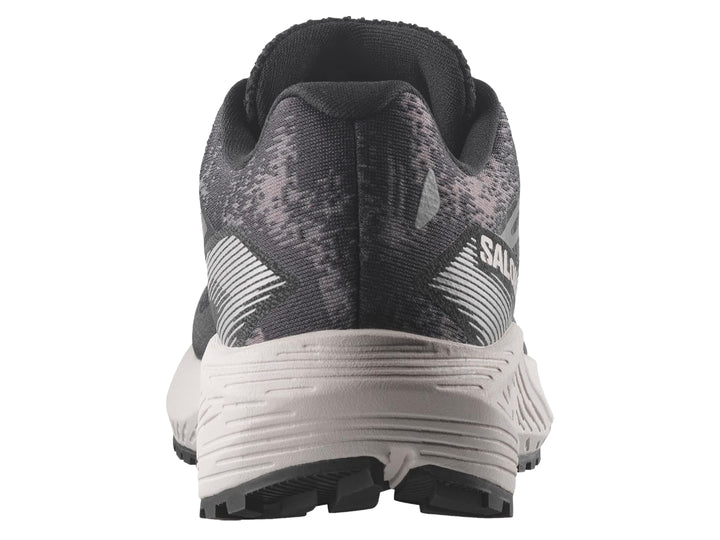 Tenis deportivos Salomon Aero Flow color gris oscuro con suela gris claro y agujetas negras.