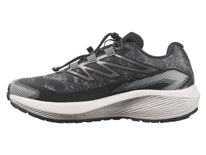 Tenis deportivos Salomon Aero Flow color gris oscuro con suela gris claro y agujetas negras.