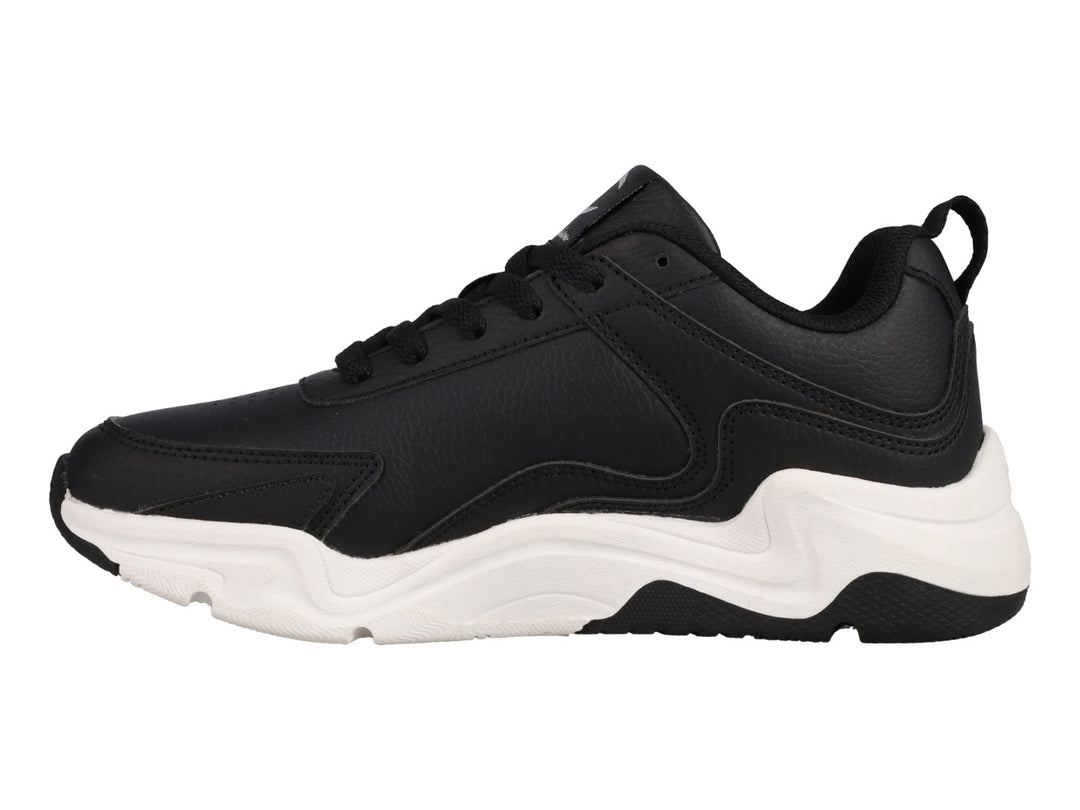 Tenis Champion Hyper V3 Next color negro con suela blanca gruesa y logo plateado lateral.