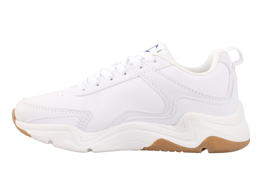 Tenis Champion Hyper V3 Next en color blanco con suela color goma y logotipo lateral en rojo y azul.