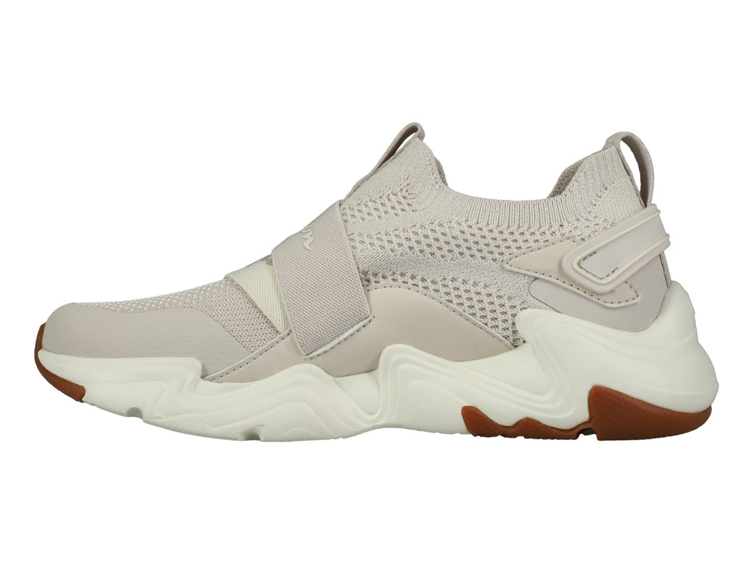 Tenis Champion Hyper Neo Low en color beige con suela blanca y marrón, diseño deportivo de tejido sin cordones.