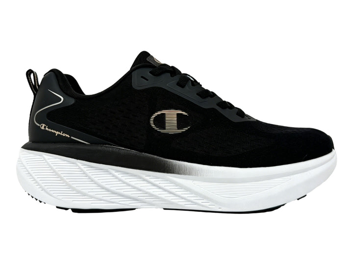 Tenis Champion Cross Kicks en color negro con suela blanca y detalles dorados
