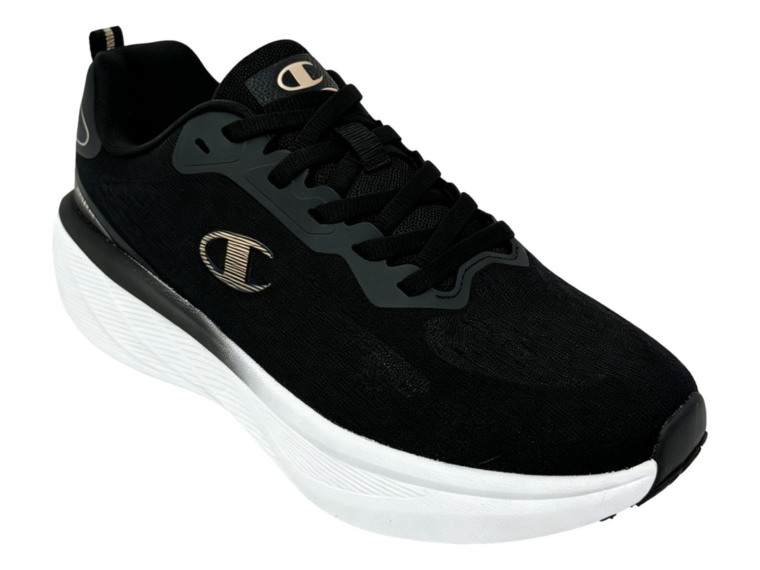 Tenis Champion Cross Kicks en color negro con suela blanca y detalles dorados