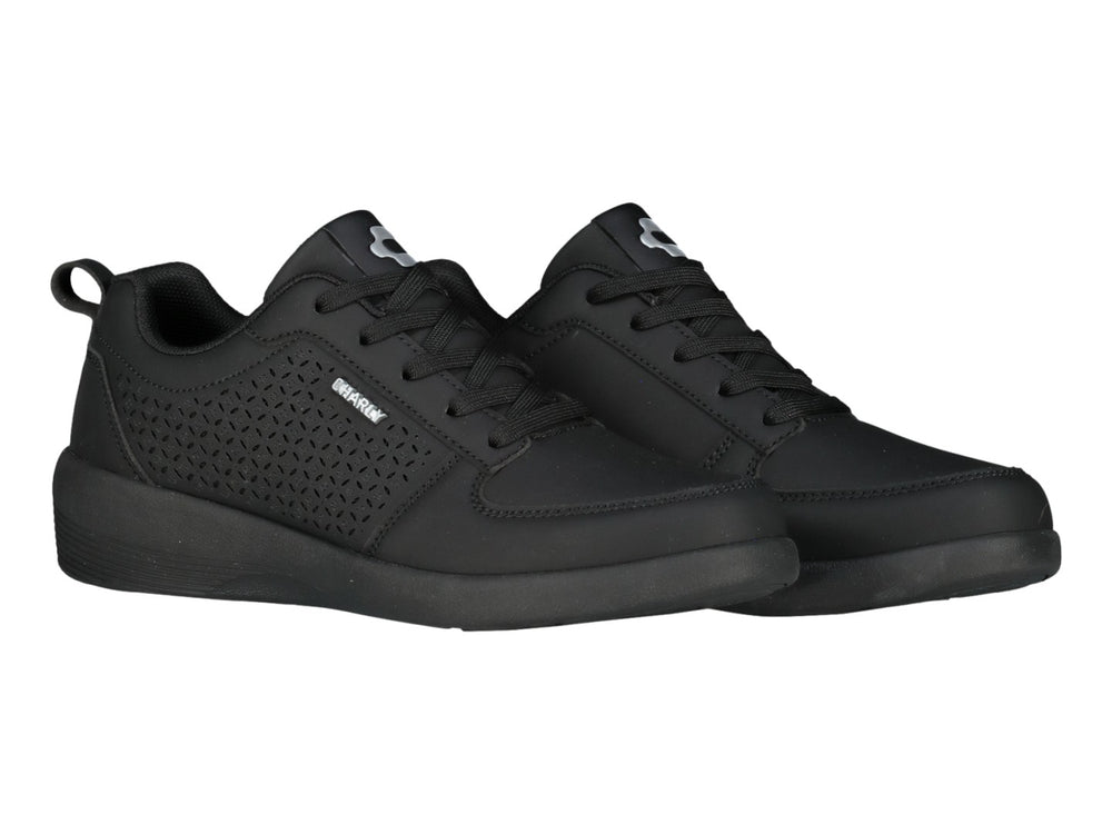 Tenis deportivos Charly color negro total con detalles perforados en los laterales y suela mate.
