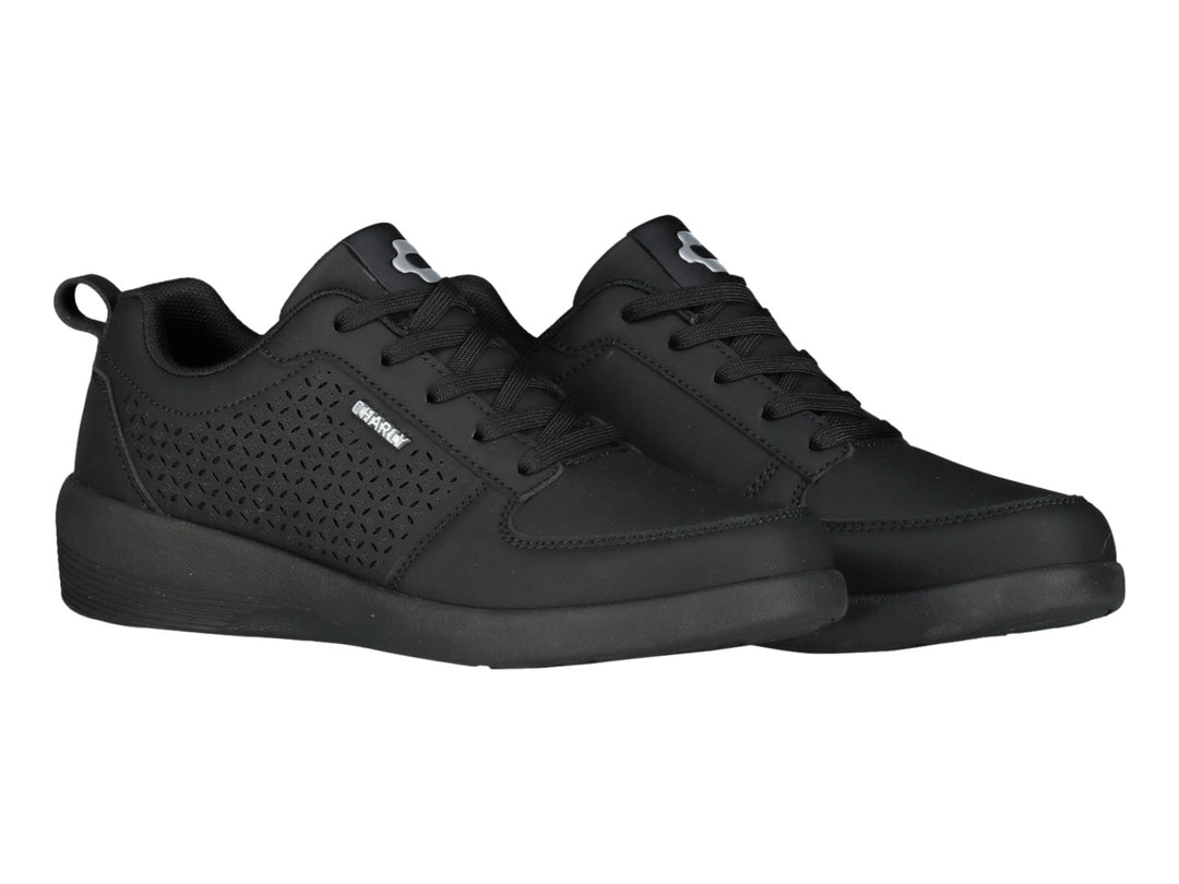 Tenis deportivos Charly color negro total con detalles perforados en los laterales y suela mate.