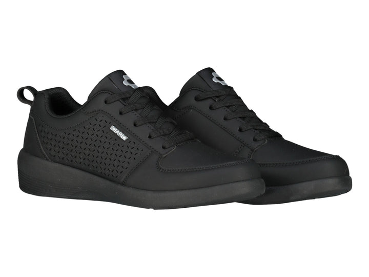 Tenis deportivos Charly color negro total con detalles perforados en los laterales y suela mate.