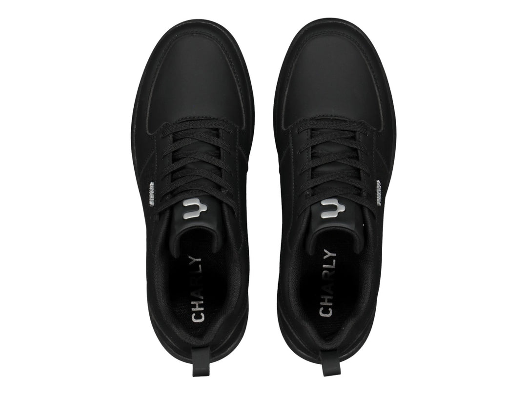 Tenis deportivos Charly color negro total con detalles perforados en los laterales y suela mate.