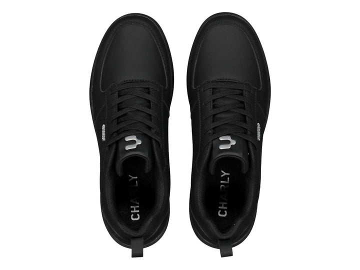Tenis deportivos Charly color negro total con detalles perforados en los laterales y suela mate.