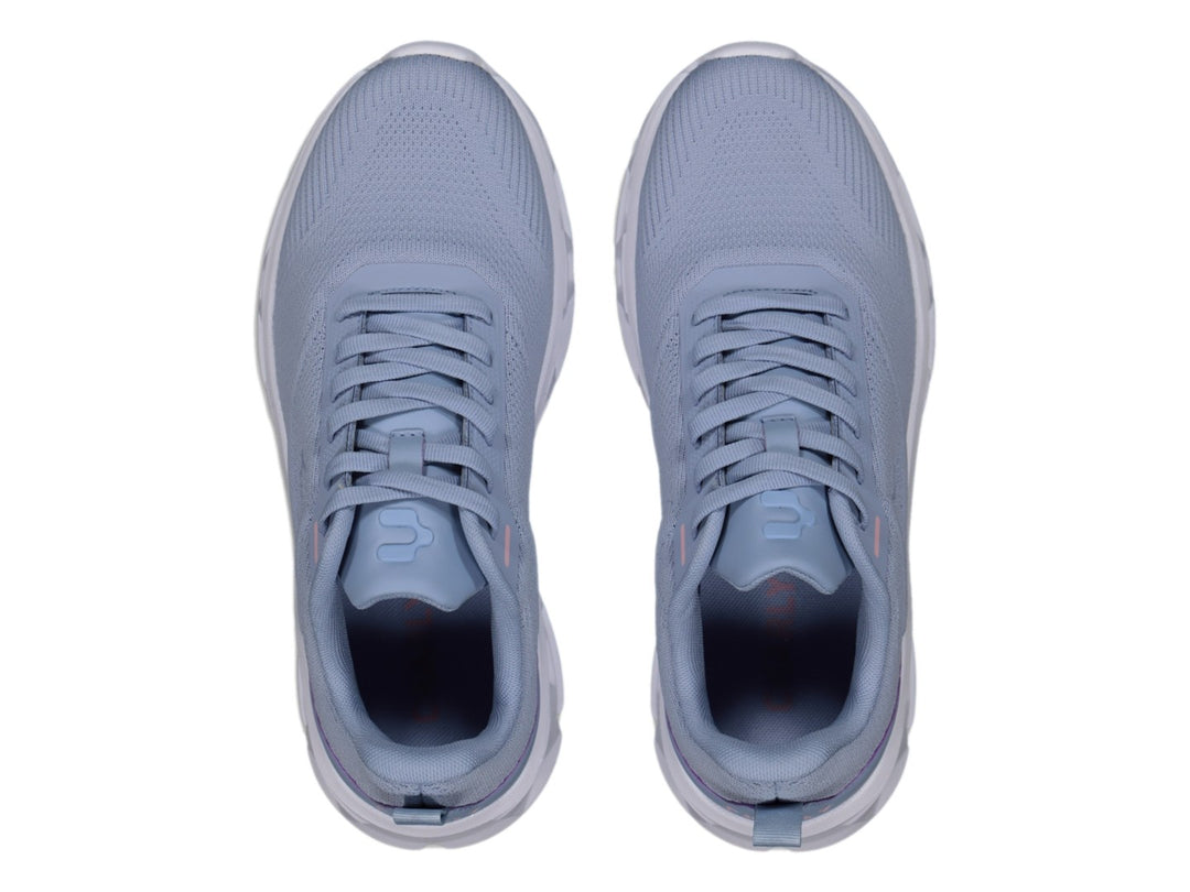 Tenis Charly Light Sport en color azul con suela blanca gruesa y detalles en rosa.