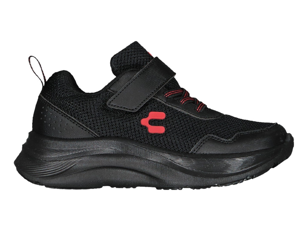 Tenis Charly Road Casual en color negro con detalles en rojo y cierre de correa velcro.