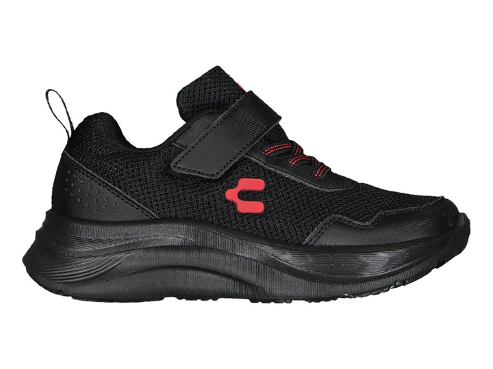 Tenis Charly Road Casual en color negro con detalles en rojo y cierre de correa velcro.