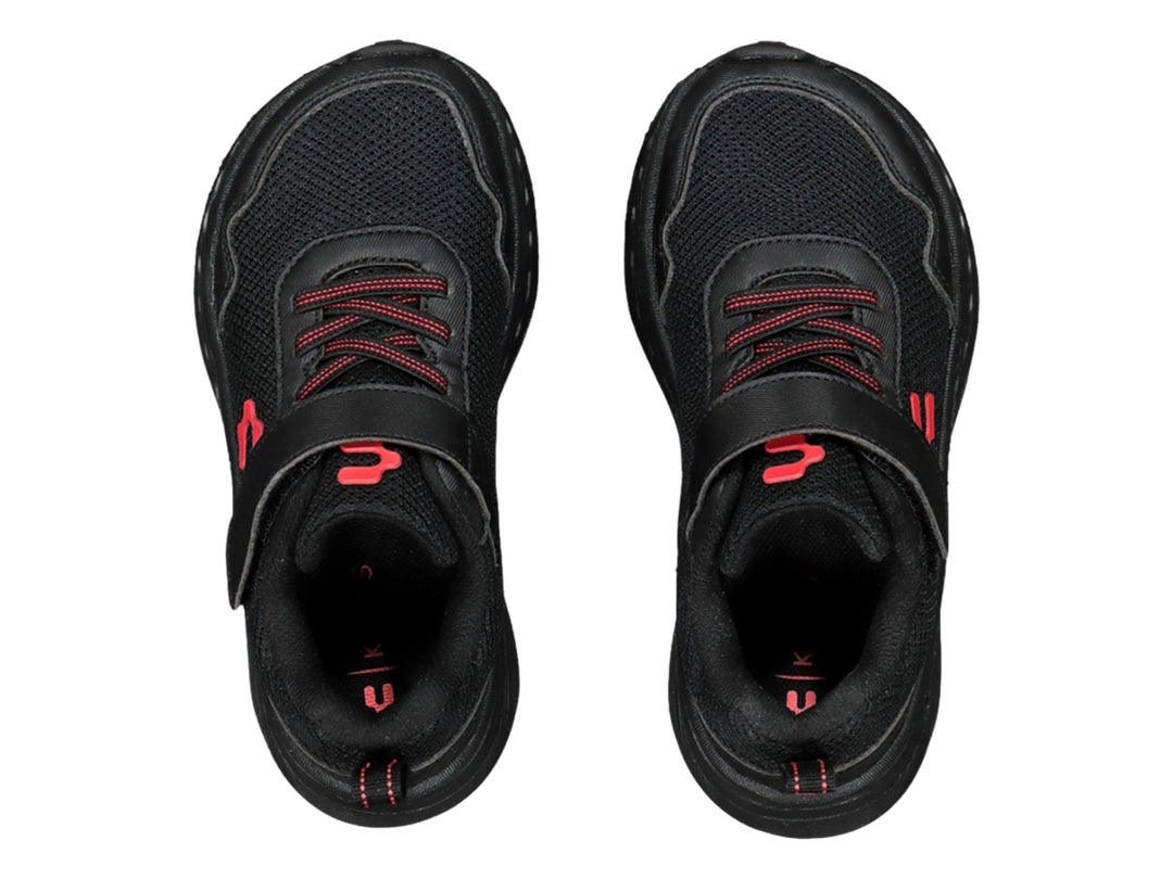 Tenis Charly Road Casual en color negro con detalles en rojo y cierre de correa velcro.