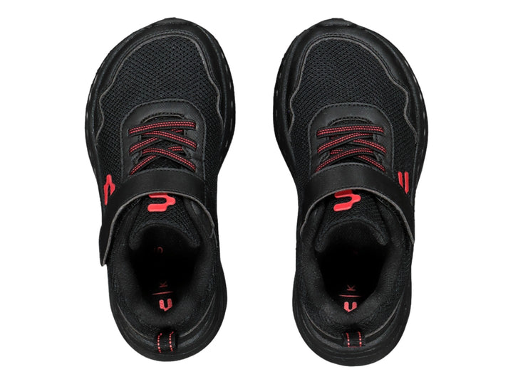 Tenis Charly Road Casual en color negro con detalles en rojo y cierre de correa velcro.