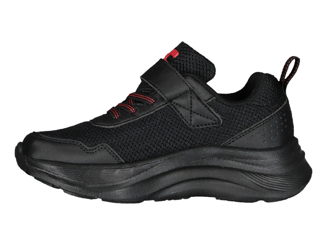 Tenis Charly Road Casual en color negro con detalles en rojo y cierre de correa velcro.