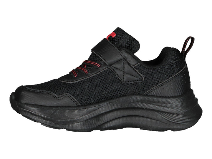 Tenis Charly Road Casual en color negro con detalles en rojo y cierre de correa velcro.