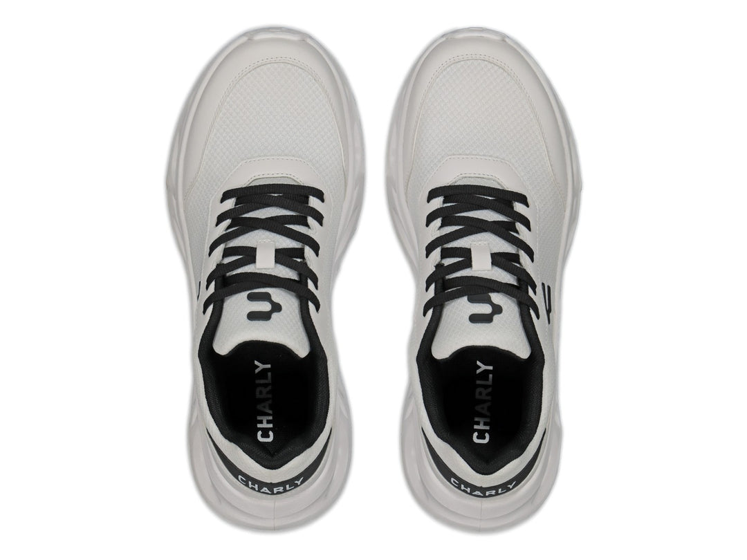 Tenis Charly Light Sport en color blanco con detalles y cordones en negro, vista lateral sobre fondo blanco.