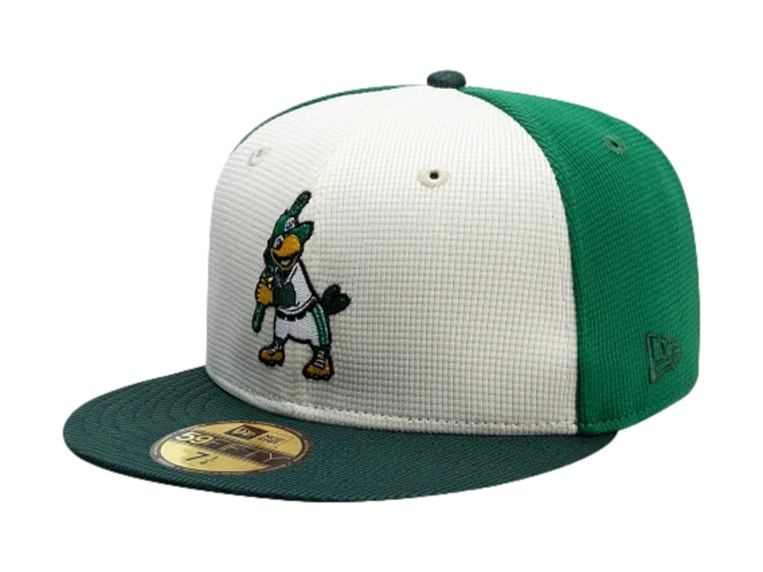 Gorra New Era 59Fifty con visera y parte trasera en verde oscuro y panel frontal blanco con bordado de mascota.