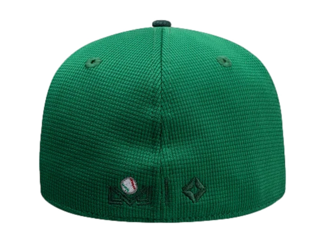 Gorra New Era 59Fifty con visera y parte trasera en verde oscuro y panel frontal blanco con bordado de mascota.