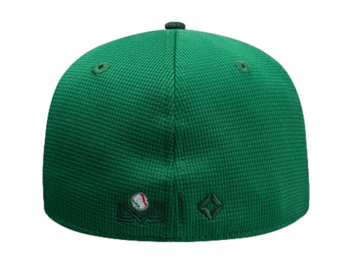 Gorra New Era 59Fifty con visera y parte trasera en verde oscuro y panel frontal blanco con bordado de mascota.