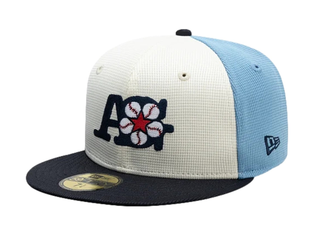 Gorra New Era 59Fifty con visera marino, paneles blanco y azul claro, y bordado frontal decorativo.