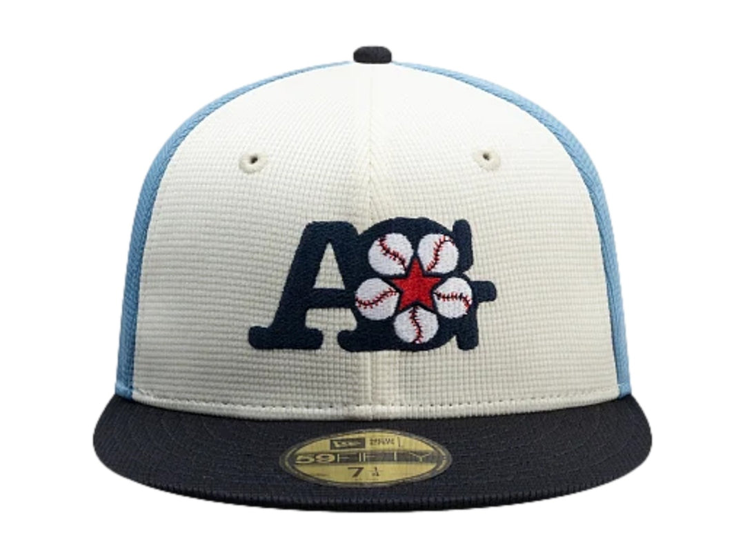 Gorra New Era 59Fifty con visera marino, paneles blanco y azul claro, y bordado frontal decorativo.
