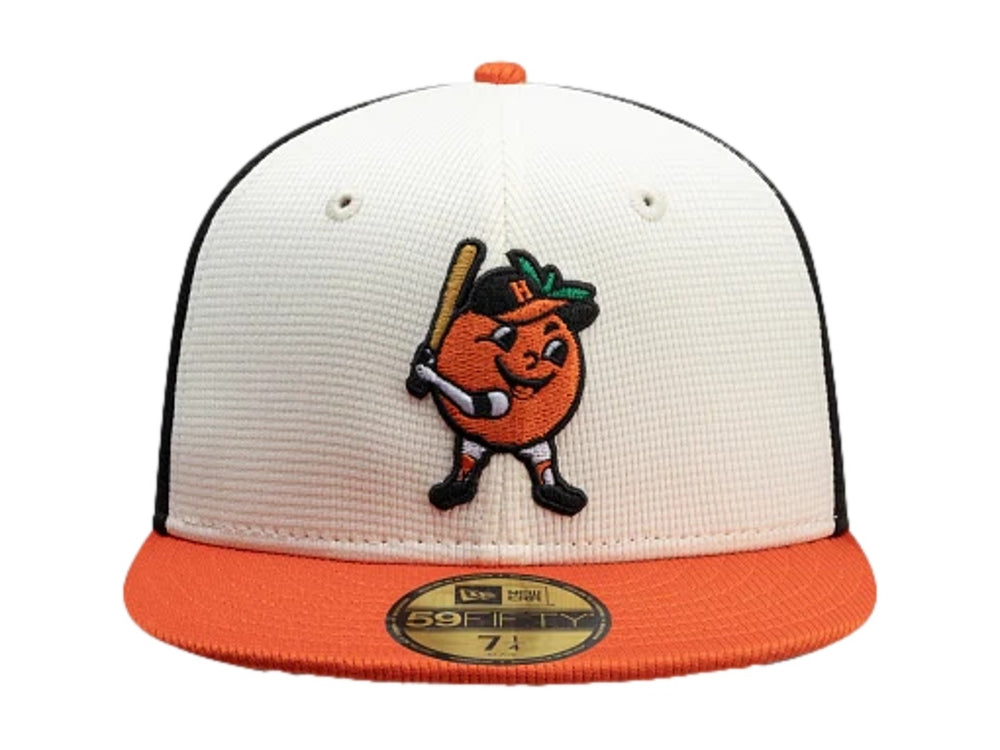 Gorra New Era 59Fifty con paneles blanco y negro, visera naranja y bordado frontal de personaje de béisbol.