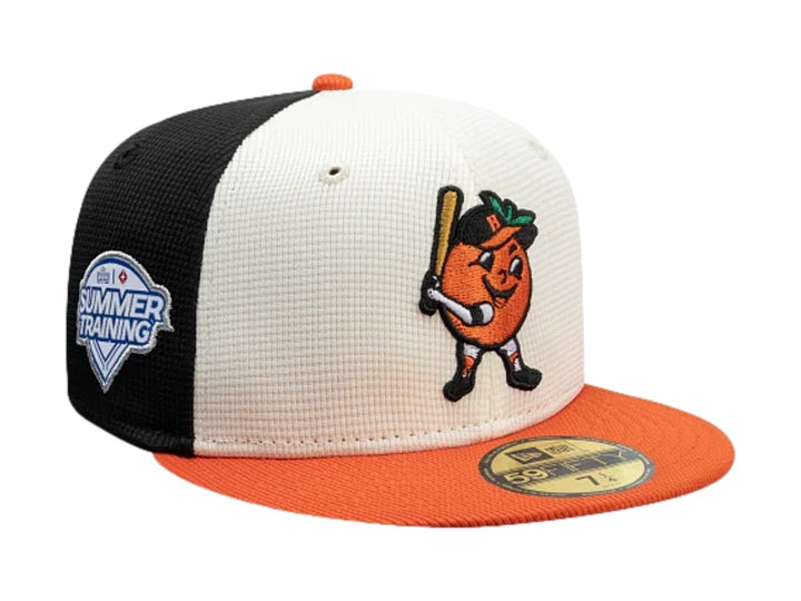 Gorra New Era 59Fifty con paneles blanco y negro, visera naranja y bordado frontal de personaje de béisbol.