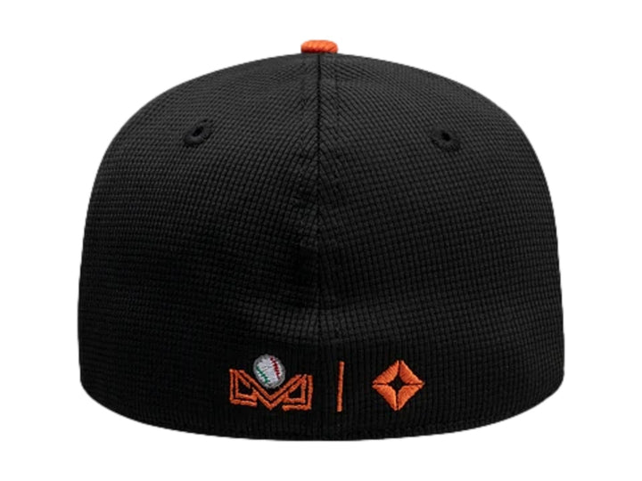 Gorra New Era 59Fifty con paneles blanco y negro, visera naranja y bordado frontal de personaje de béisbol.