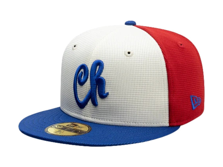Gorra New Era 59FIFTY tricolor en blanco, rojo y azul con visera plana y bordado frontal azul.