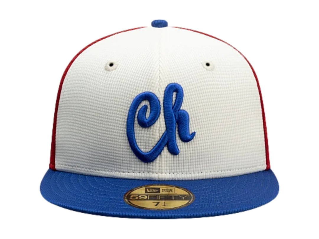 Gorra New Era 59FIFTY tricolor en blanco, rojo y azul con visera plana y bordado frontal azul.