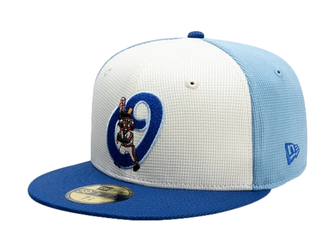 Gorra New Era 59FIFTY tricolor en blanco, azul claro y azul oscuro con bordado frontal y visera plana.
