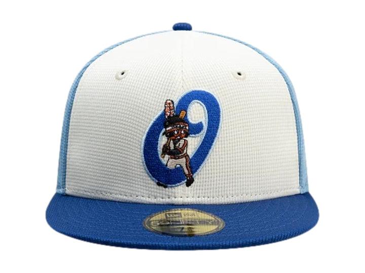 Gorra New Era 59FIFTY tricolor en blanco, azul claro y azul oscuro con bordado frontal y visera plana.
