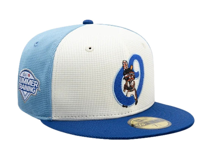 Gorra New Era 59FIFTY tricolor en blanco, azul claro y azul oscuro con bordado frontal y visera plana.
