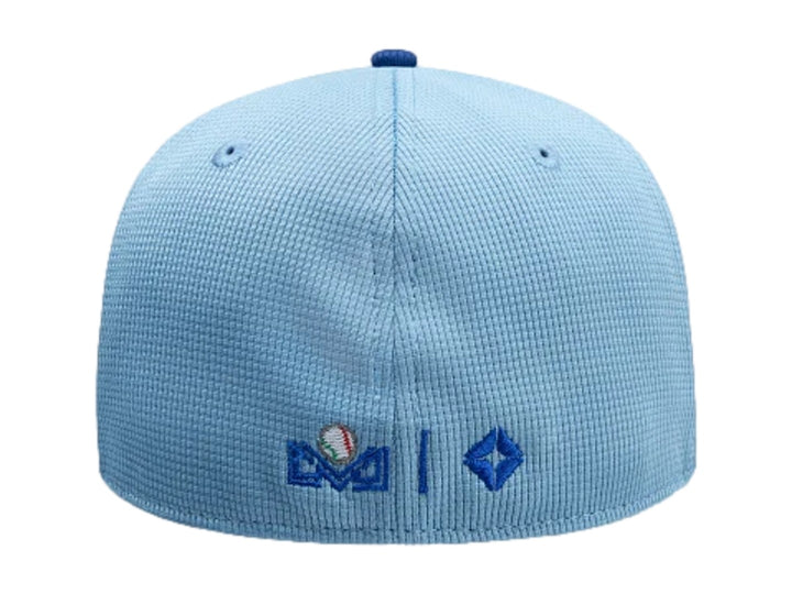 Gorra New Era 59FIFTY tricolor en blanco, azul claro y azul oscuro con bordado frontal y visera plana.