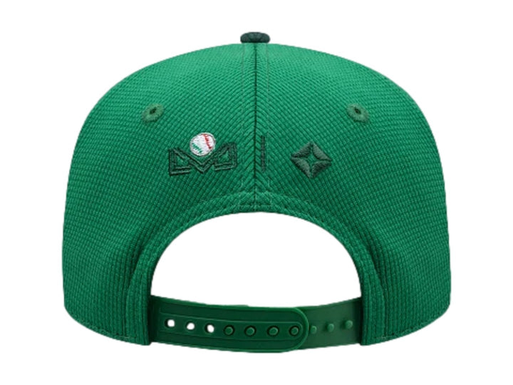 Gorra New Era 970 bicolor en verde oscuro y blanco con bordado frontal y visera curva.